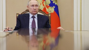 Il 'rito' in Spagna: bruciati i manichini di Putin, Xi, Meloni e Sanchez