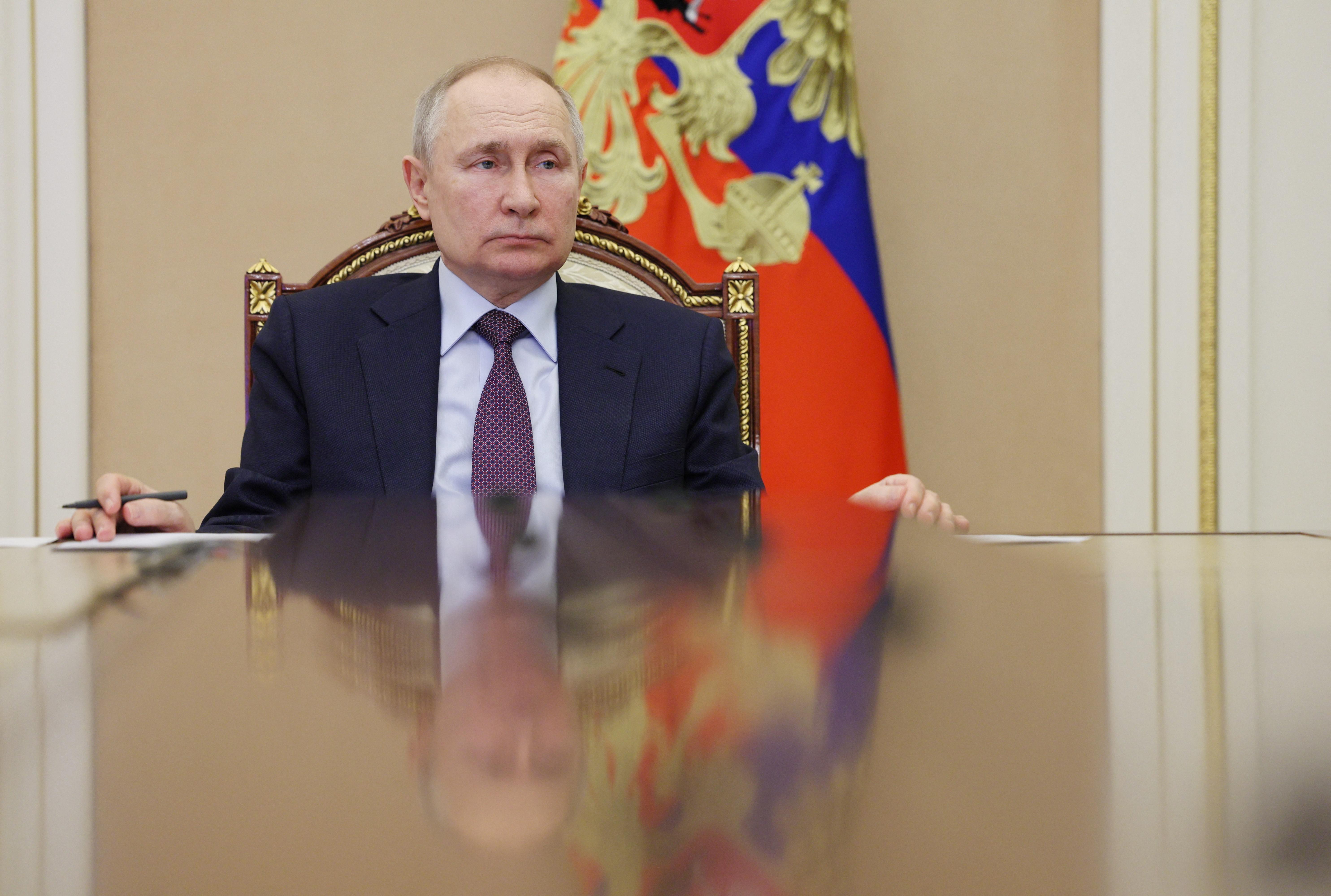 Il 'rito' in Spagna: bruciati i manichini di Putin, Xi, Meloni e Sanchez