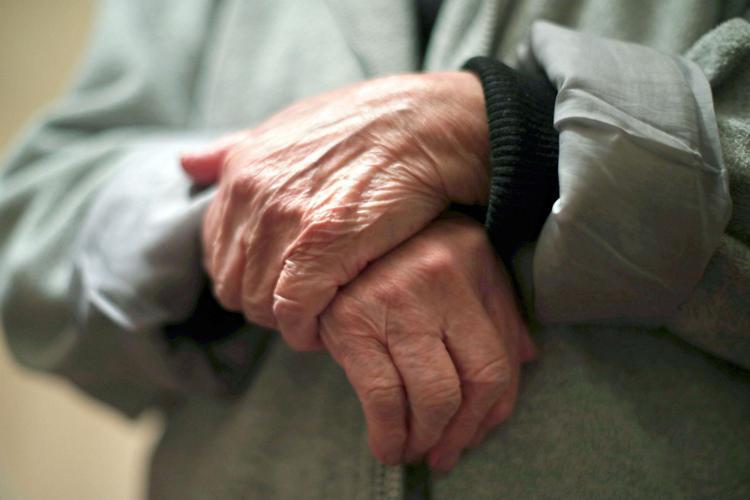 Il segreto dei centenari, geriatra: "Dna al 35%, cibo e fortuna"