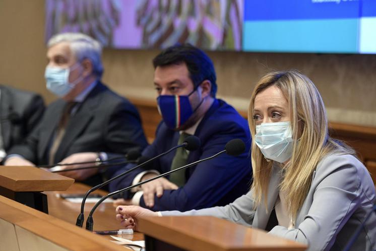 Il sondaggio: centrodestra avanti anche con Conte in campo