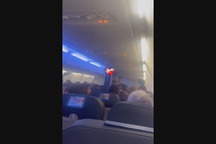 Il volo è da incubo per il maltempo, terrore in aereo - Video