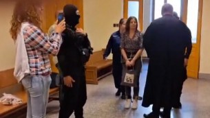 Ilaria Salis a processo a Budapest, entra in aula in catene - Video