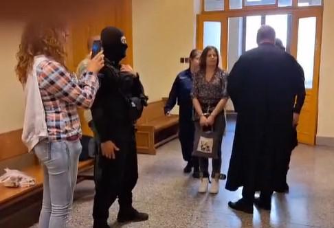 Ilaria Salis a processo a Budapest, entra in aula in catene - Video
