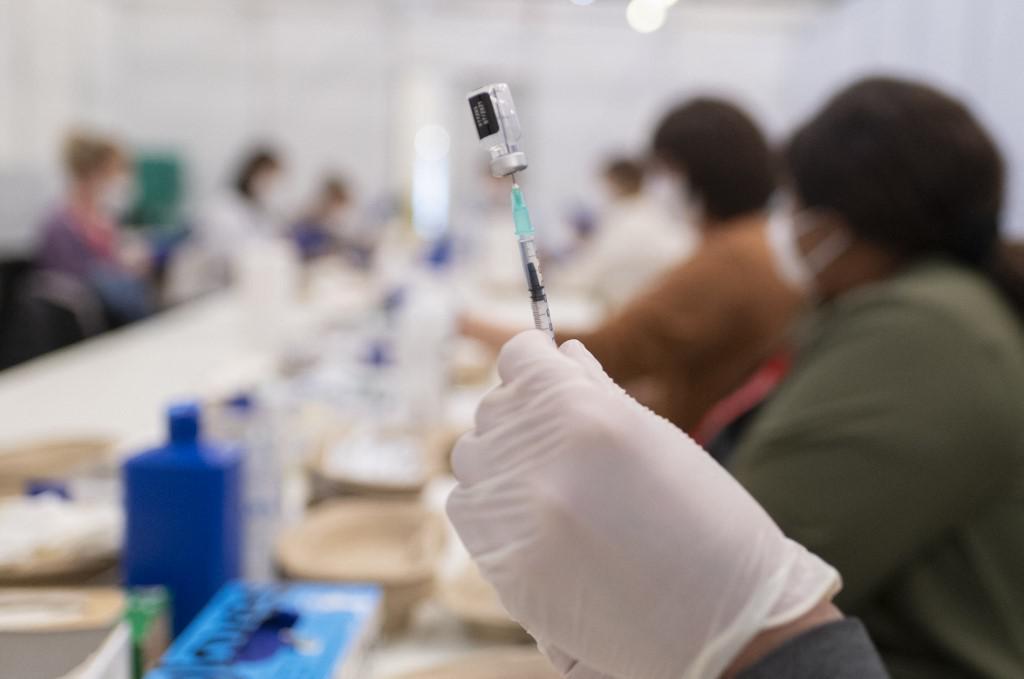 Immunità di gregge, Capua: "Difficile a breve per scetticismo su vaccini"