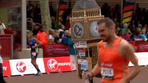 'Impresa' alla maratona di Londra: corre i 42 chilometri vestito da Big Ben - Video