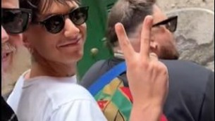 In tre senza casco su scooter a Napoli, a bordo pure Ultimo? Borrelli: "Chieda scusa" - Video