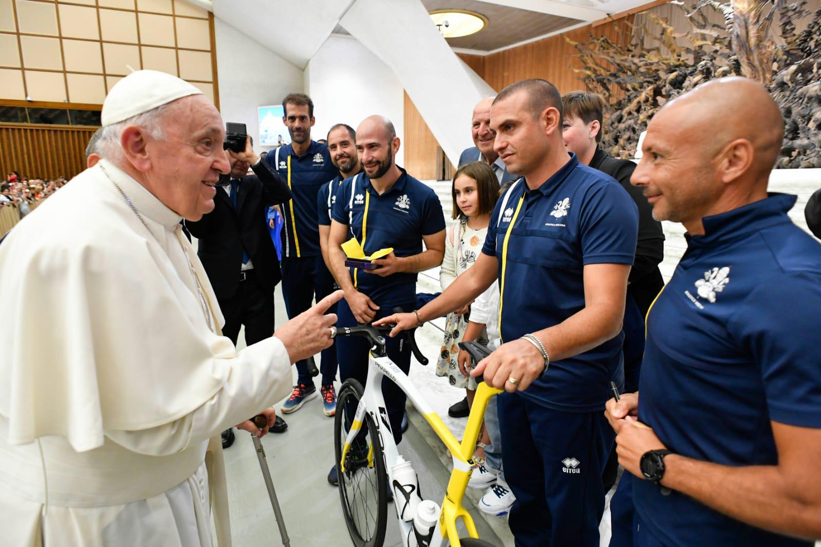 In udienza dal Papa i ciclisti di Athletica Vaticana "reduci " dai mondiali di Glasgow