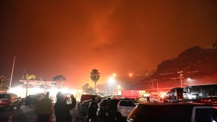Incendi a Los Angeles, dichiarato stato emergenza: evacuazione per 30mila persone