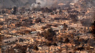 Incendi a Los Angeles, roghi ancora fuori controllo e almeno 10 morti