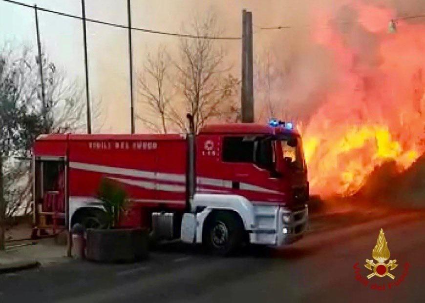 Incendi e vittime oggi in Calabria e Sicilia, il Sud Italia brucia