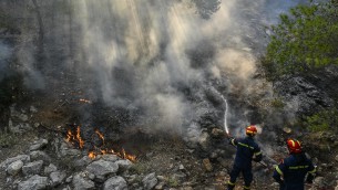 Incendi Grecia, continuano roghi a ovest di Atene e a Rodi