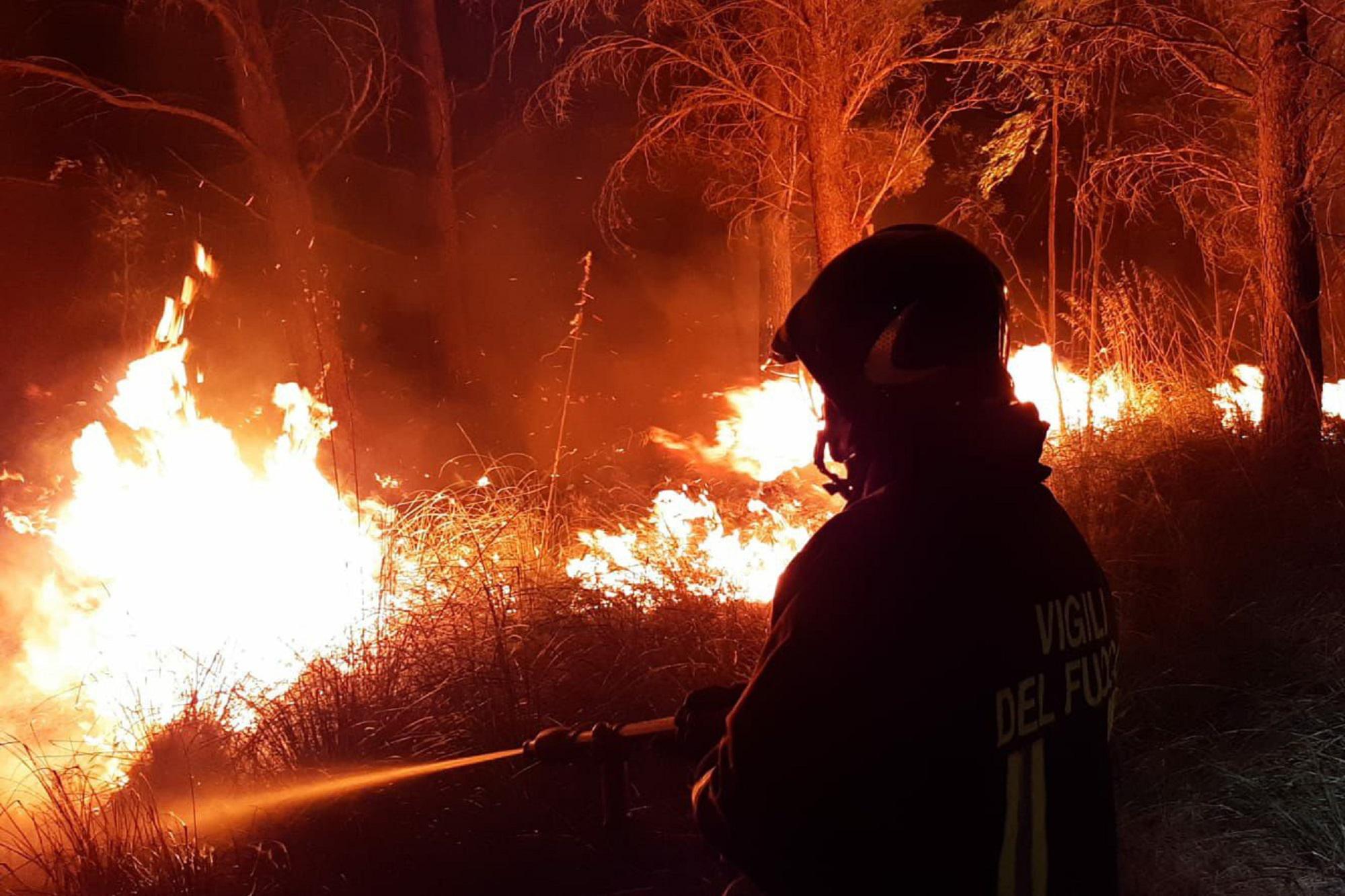 Incendi Sardegna, almeno 3 dolosi: trovati inneschi