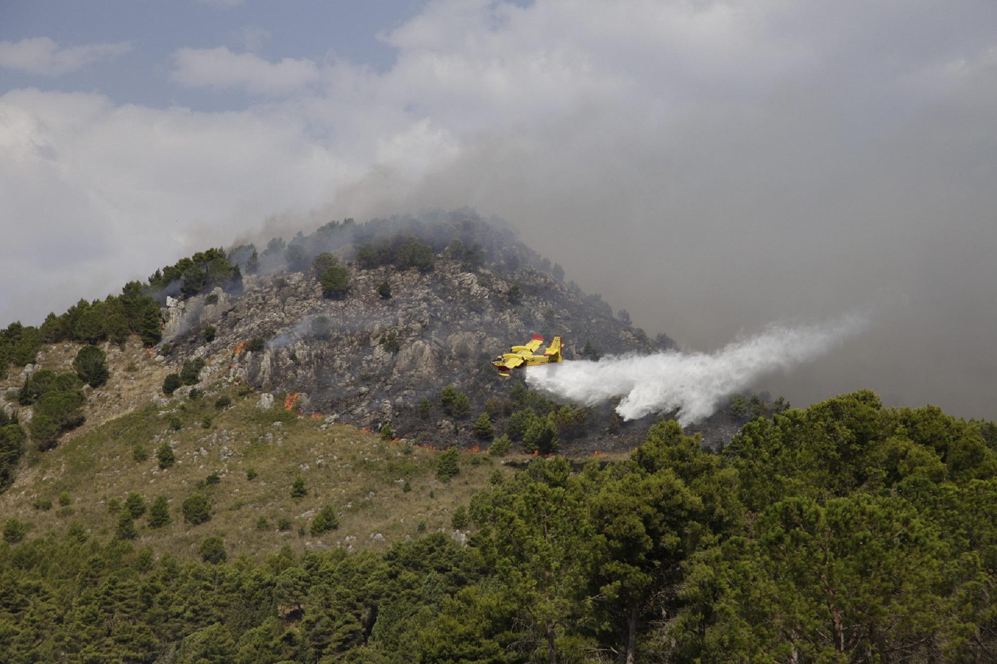 Incendi Sicilia, con scirocco e temperature in aumento scatta l'allerta rossa