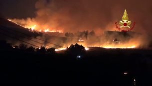 Incendi Sicilia e Calabria, vigili del fuoco contro le fiamme - video