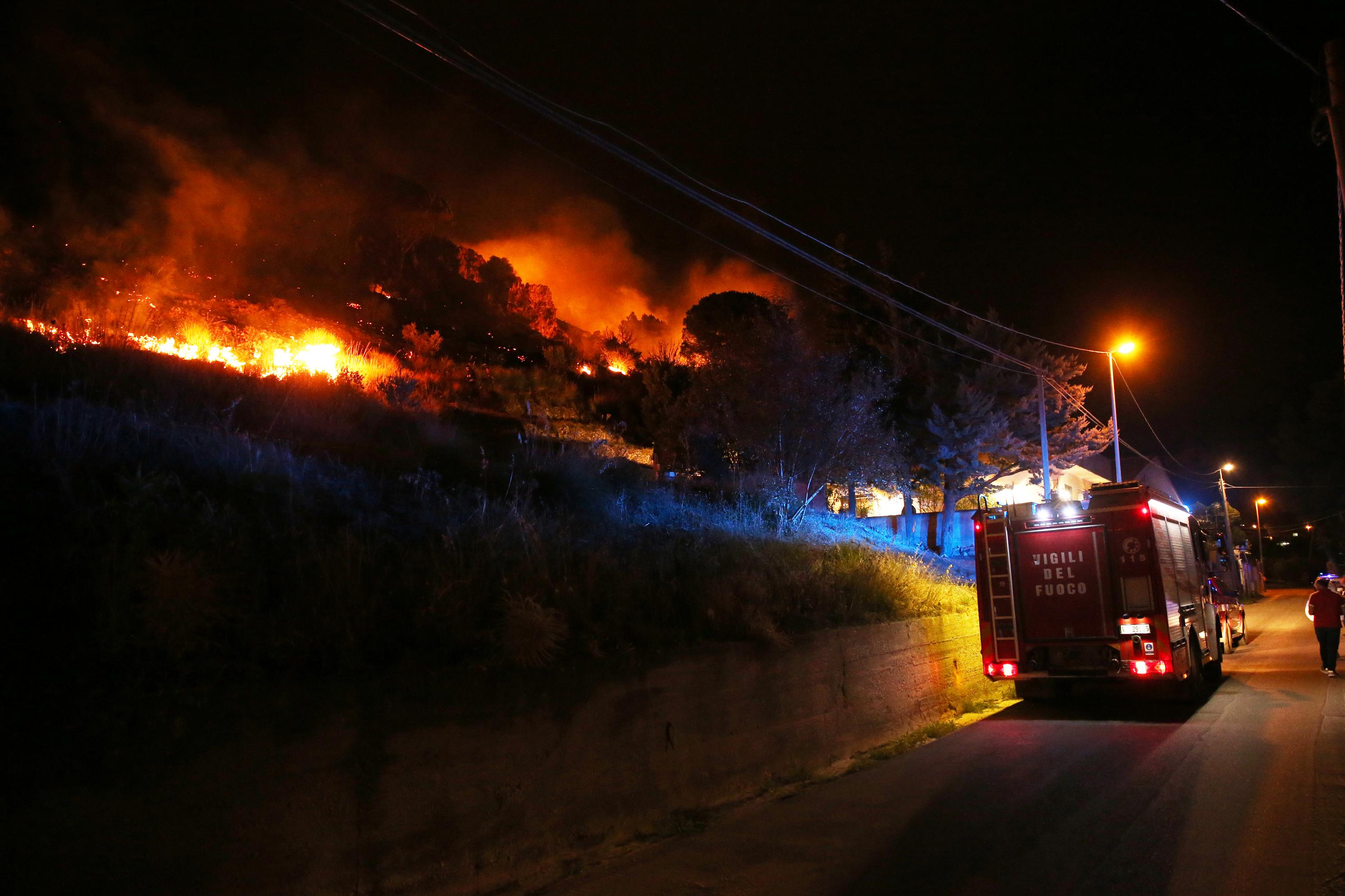 Incendi Sicilia, stato di crisi ed emergenza per 6 mesi