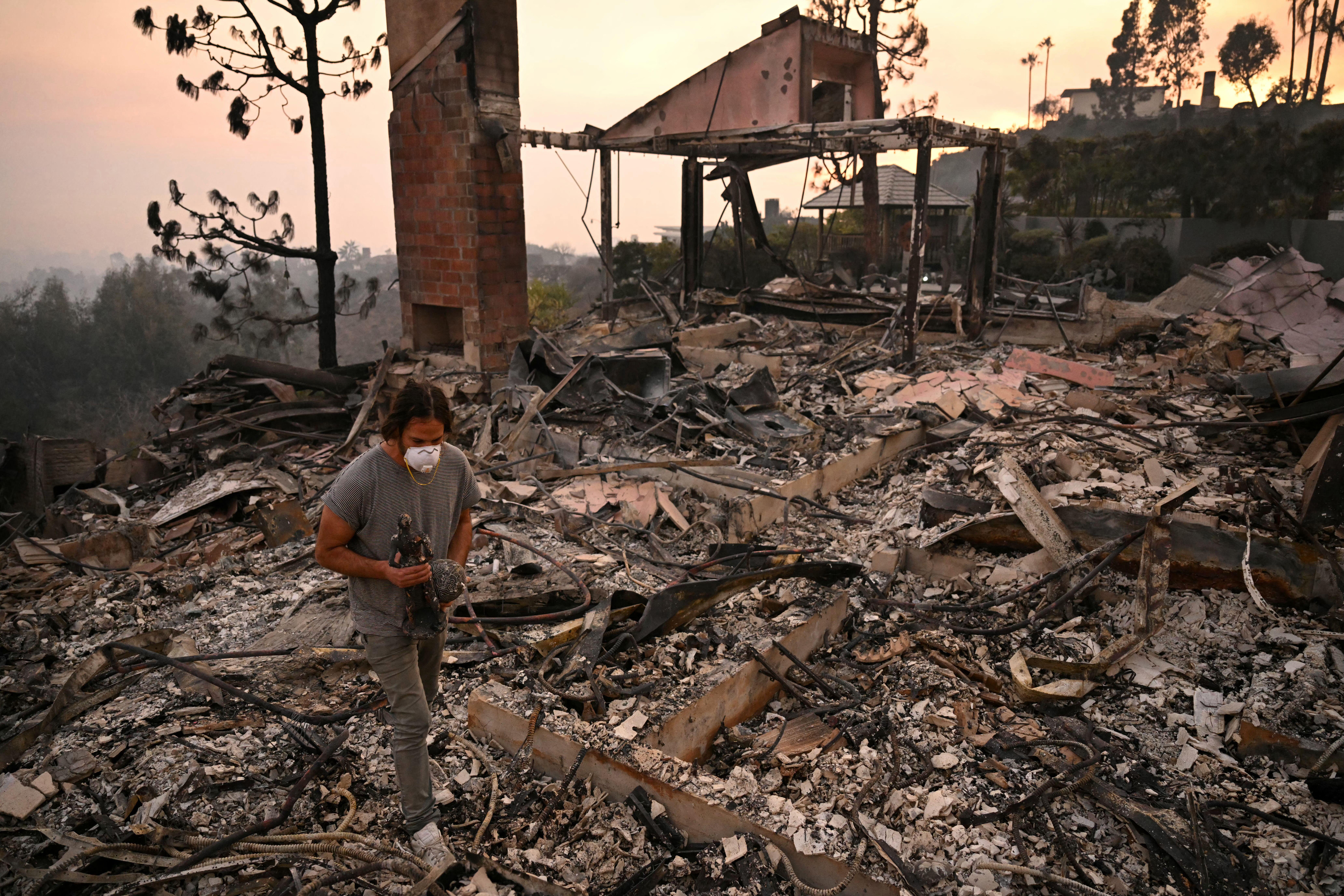 Incendio a Los Angeles, Biden: "Una scena di guerra"