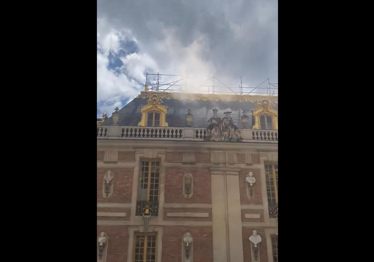 Incendio alla reggia di Versailles, densa colonna di fumo e turisti evacuati - Video