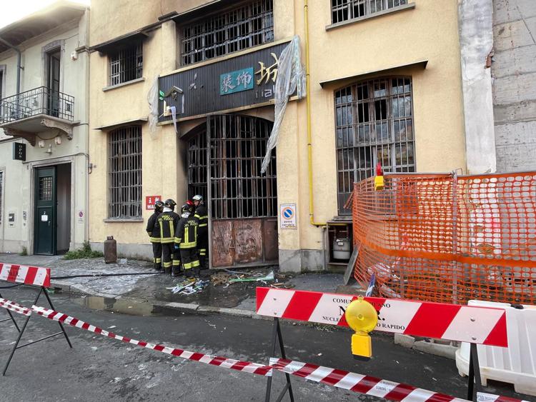 Incendio emporio cinese a Milano, arrestato esecutore e fermati mandanti