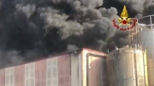 Incendio in industria chimica di Caivano, rischio diossina: scuole chiuse in diversi comuni