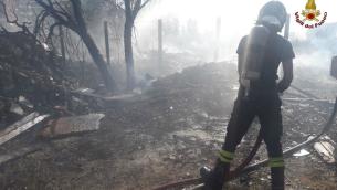 Incendio Pescara, "coppia si accende falò per un selfie"