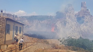 Il castello di Roccella in fiamme - Foto TeleMia