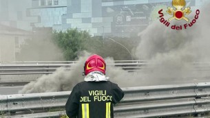 Incendio su via Tiburtina oggi, cavi interrati a fuoco