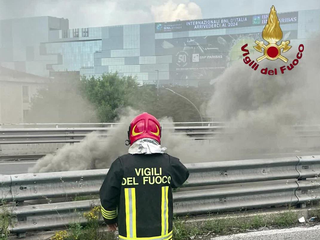 Incendio su via Tiburtina oggi, cavi interrati a fuoco