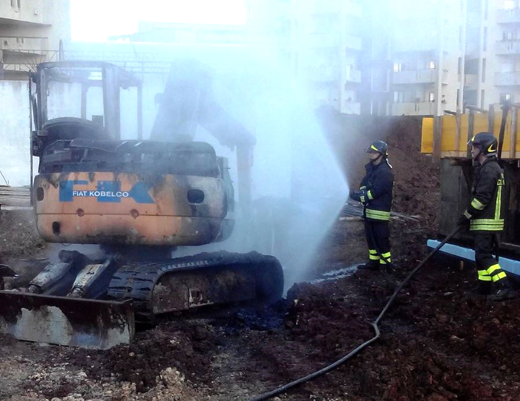 L'escavatore incendiato a Vibo Valentia (foto tratta dal sito www.21righe.it)