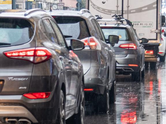 Incentivi 2022 auto elettriche e ibride: contributi con e senza rottamazione