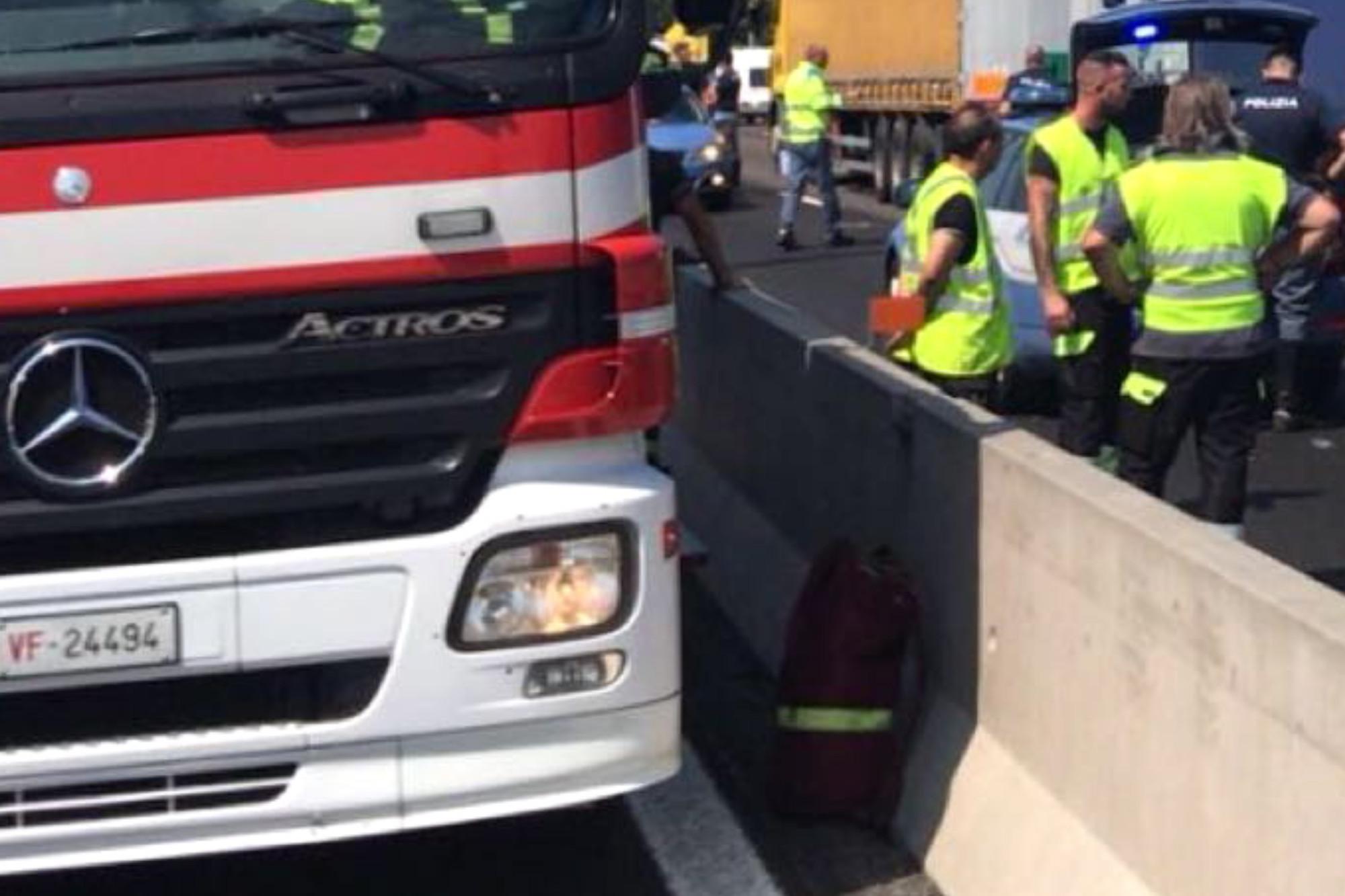 Incidente A12, auto si cappotta e si incendia: morta bimba di 4 anni