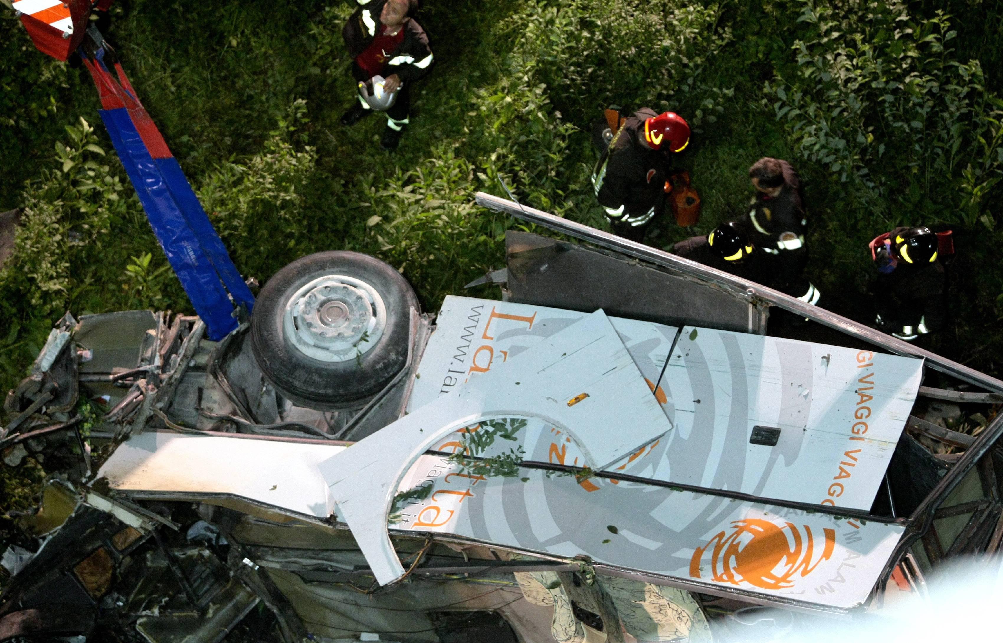 Incidente A16, nel 2013 la strage del bus con 40 morti