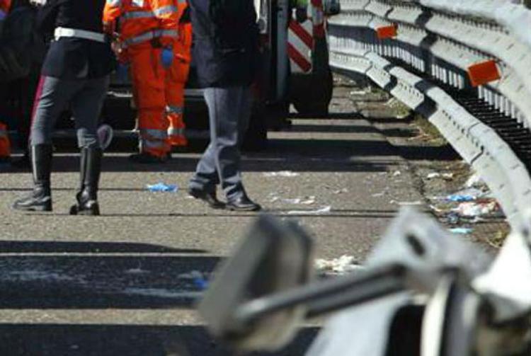 Incidente in A21, scontro tra camion pullman e auto: 10 persone in ospedale