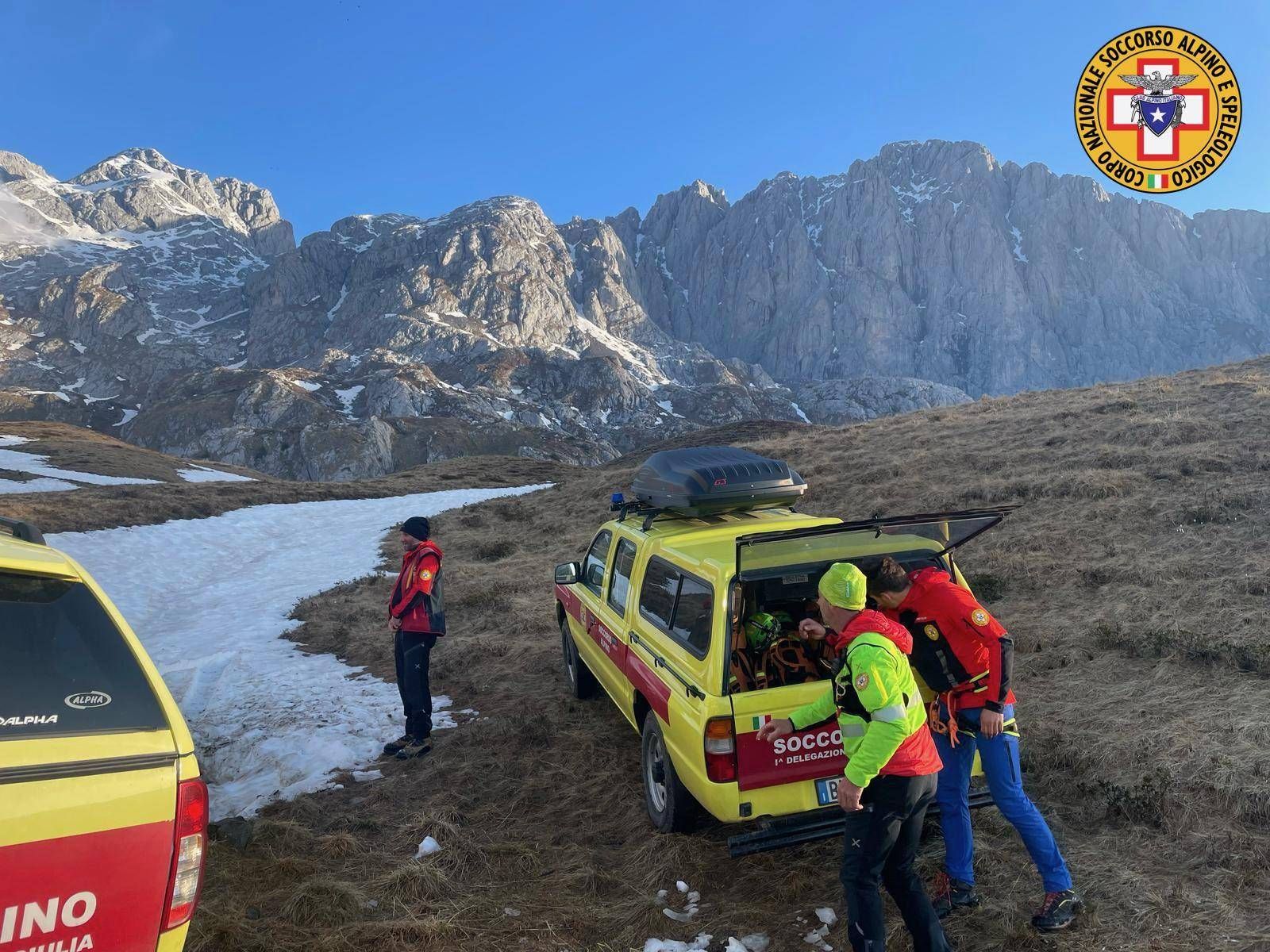 Incidente in montagna, escursionista precipita in un canale nel bellunese e muore