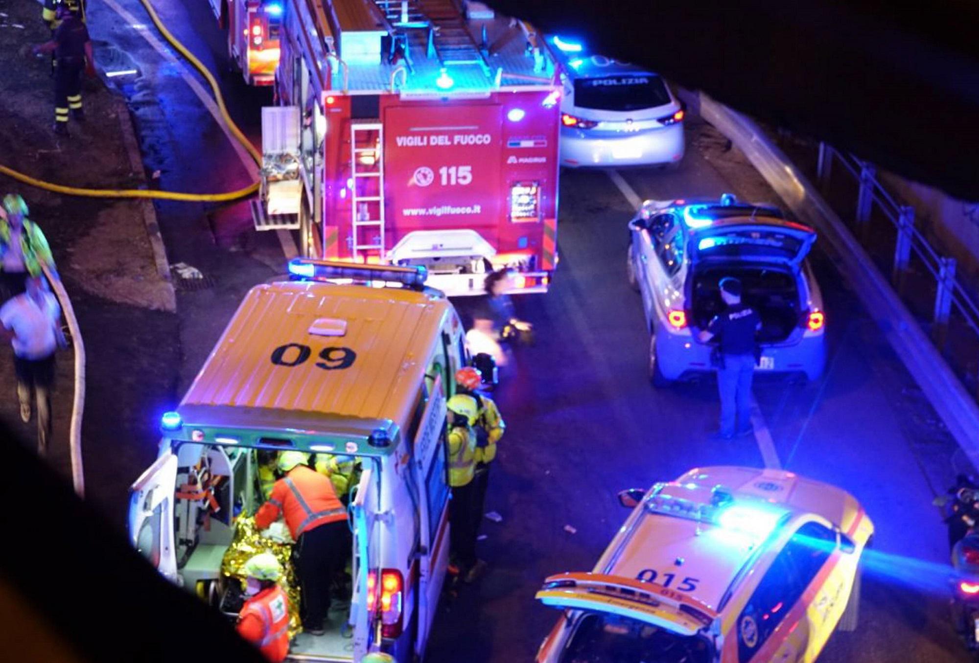 Incidente Mestre, il momento in cui il bus precipita dal cavalcavia - Video