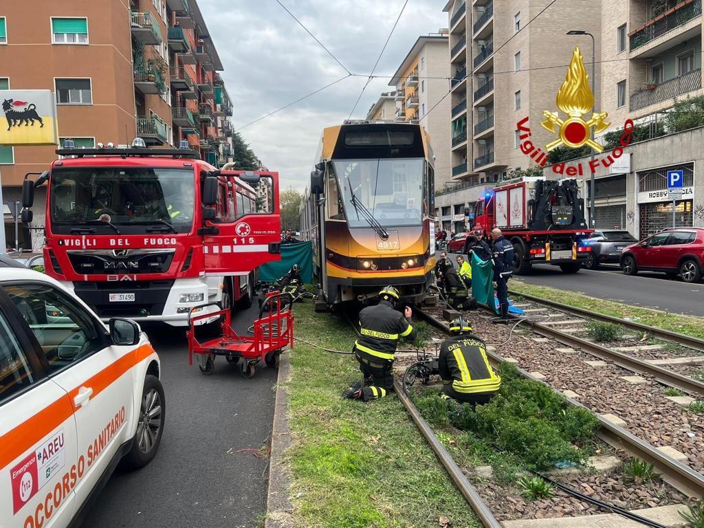 Incidente Milano, 14enne in bici muore investito da tram