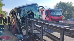 Incidente su A1, pullman contro guard-rail: un morto e 24 feriti - FOTO