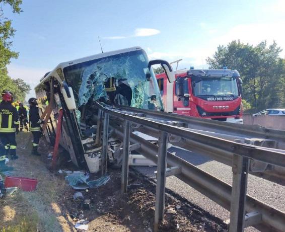 Incidente su A1, pullman contro guard-rail: un morto e 24 feriti - FOTO
