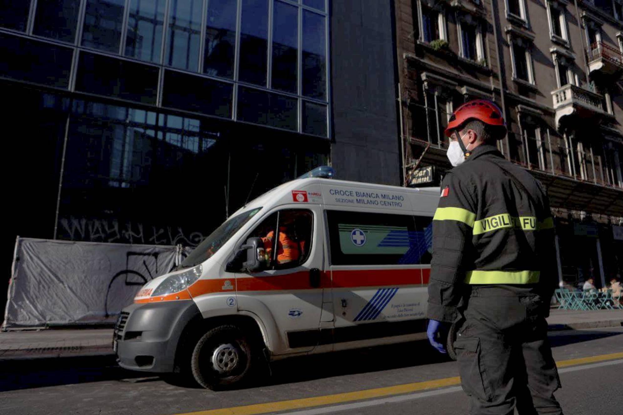 Incidente sul lavoro a Milano, due operai precipitano nel vano ascensore: un morto