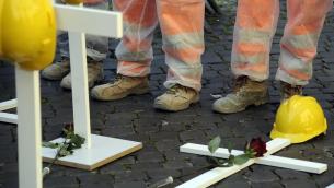 Incidente sul lavoro nel reggiano, operaio cade da impalcatura e muore