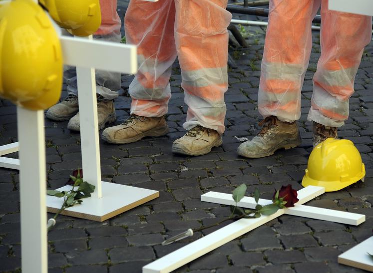 Incidente sul lavoro nel reggiano, operaio cade da impalcatura e muore