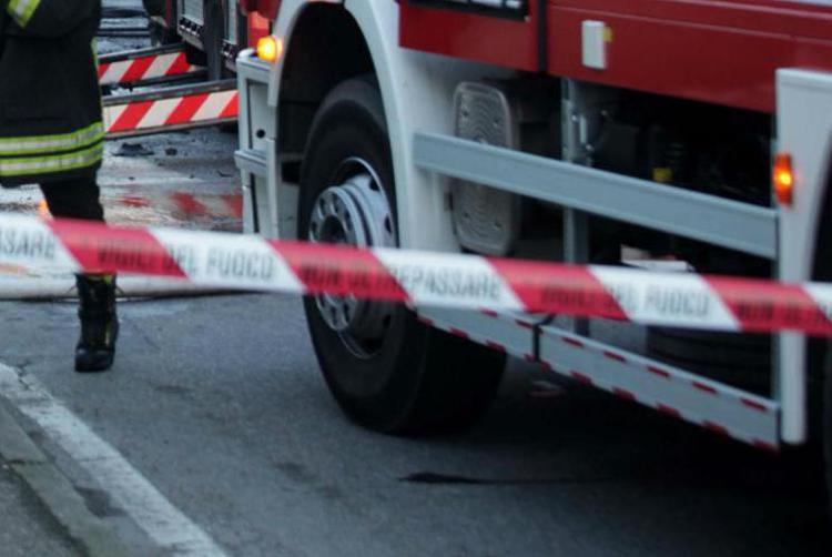 Incidenti, scontro auto-tir su statale 673: un morto