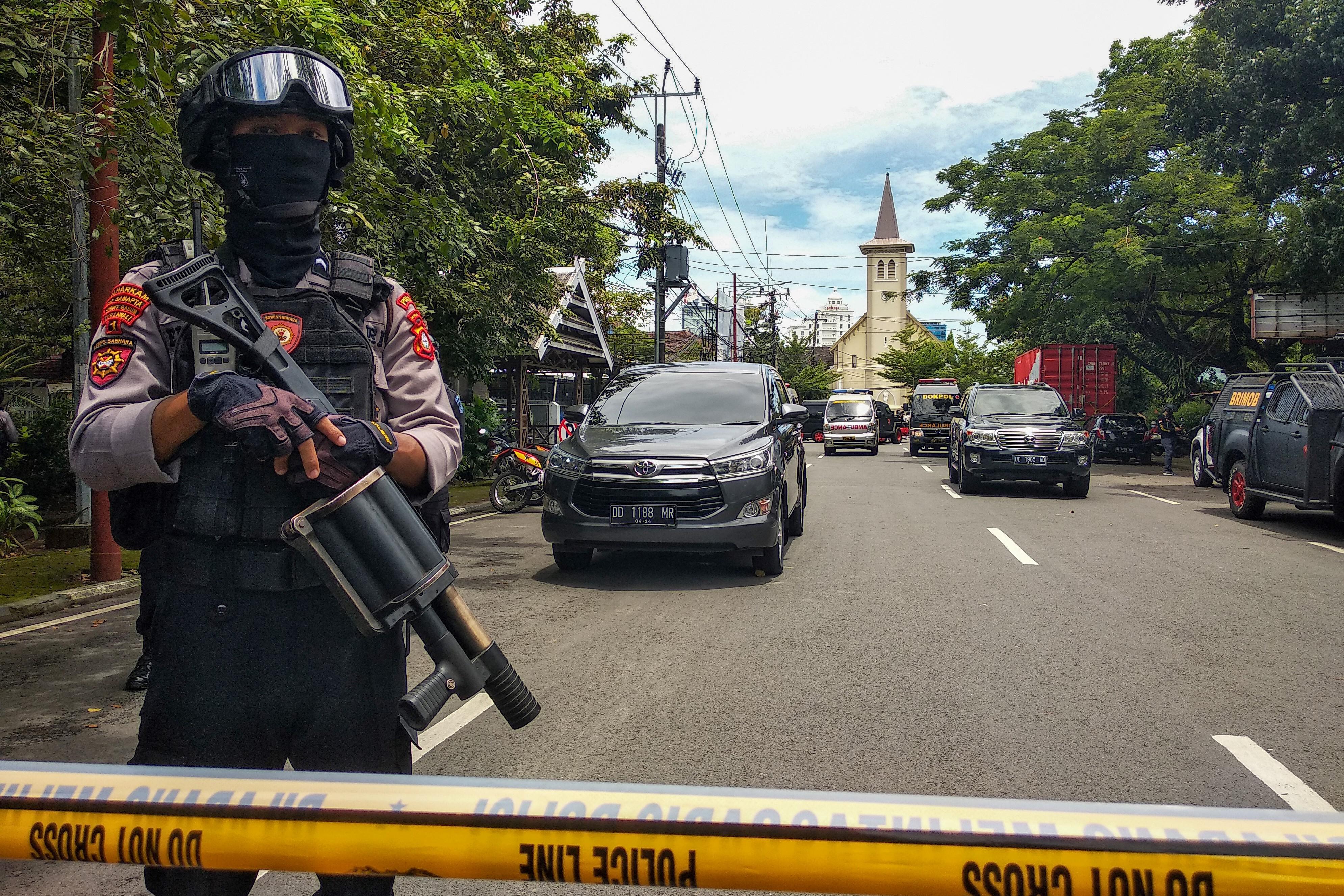 Indonesia, attacco kamikaze davanti a cattedrale: 14 feriti