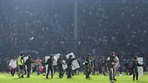 Indonesia, scontri allo stadio dopo partita calcio: almeno 129 morti