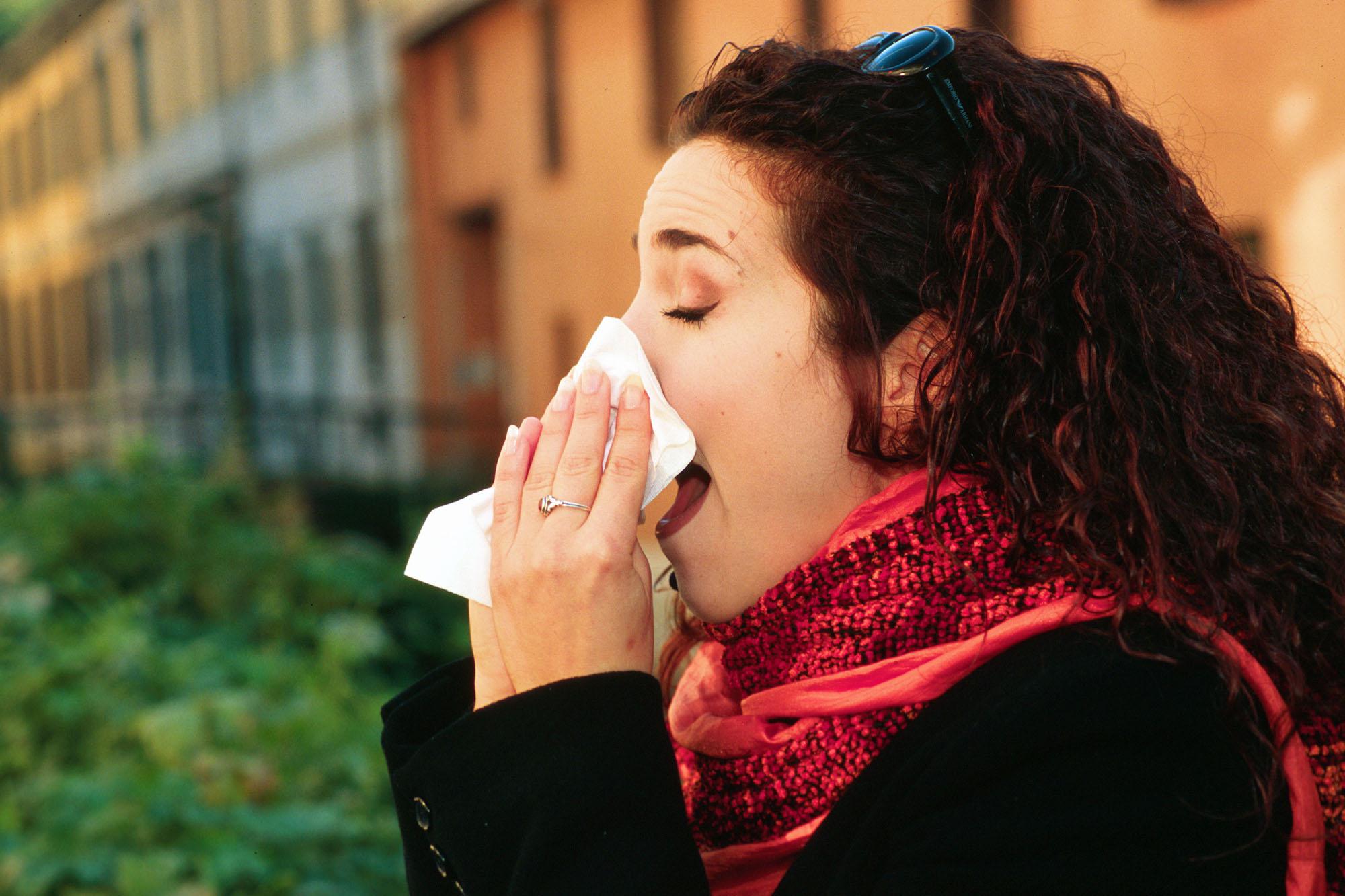 Influenza in Italia, colpisce meno ma non molla