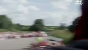Inghilterra verso finale, pullman scortato da fiume di persone - Video
