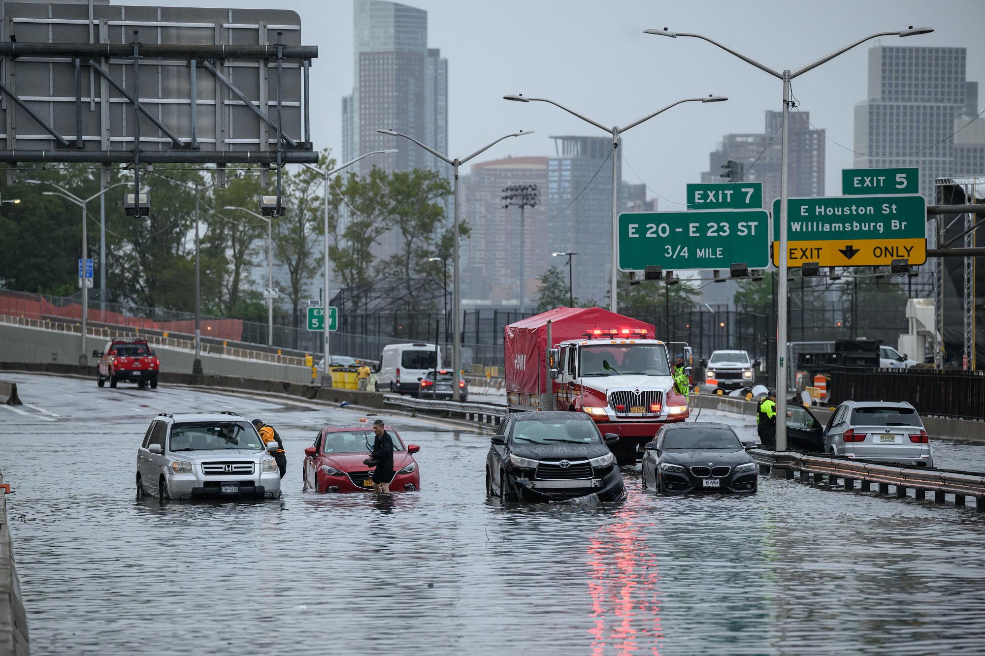 Inondazioni a New York, il sindaco: "Evento meteo pericoloso, state a casa"
