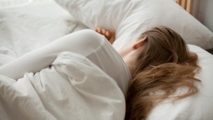Insonnia, cosa non mangiare la sera per dormire bene