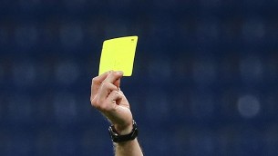 Insulti razzisti all'arbitro, direttore di gara chiude la partita