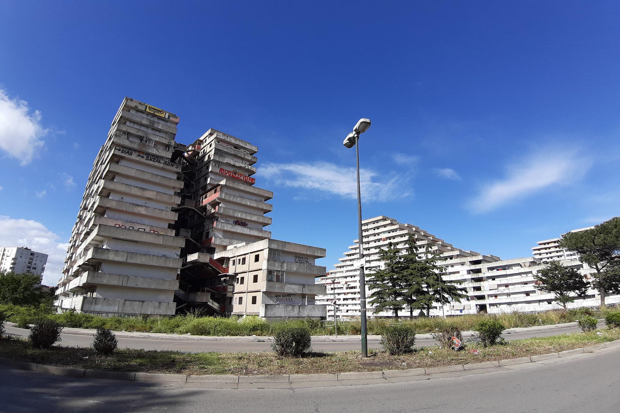 Insulti, sputi e cicche spente addosso a 23enne gay a Scampia: "20 minuti di terrore"
