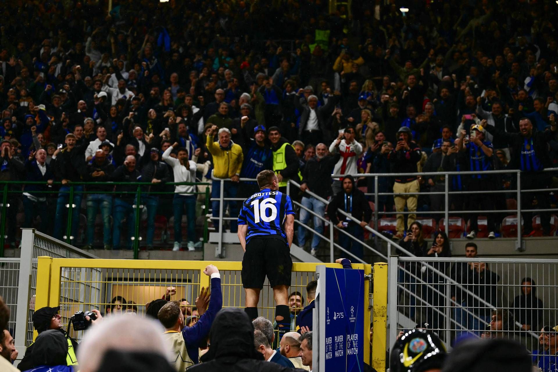 Inter-Barcellona, arresto cardiaco a San Siro per un tifoso: "Defibrillato 4 volte"